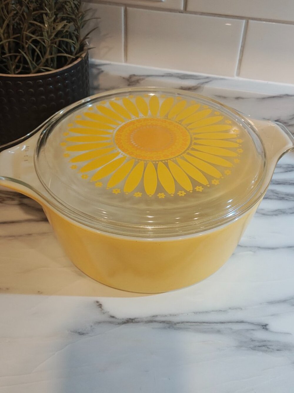 Vintage Pyrex Daisy Sunflower Yellow Casserole Dish with Glass Lid 1968–1973 - Picture 8 of 11